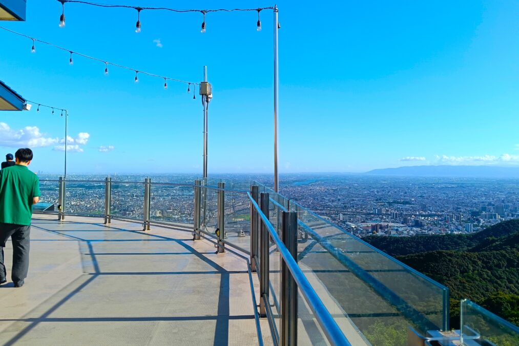 二人が語らう金華山展望台