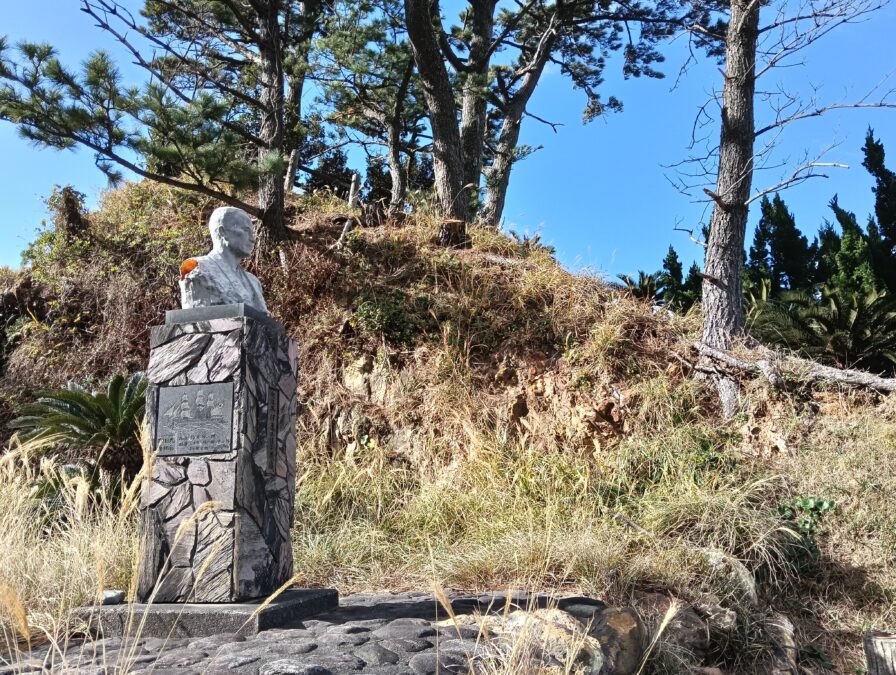 アニメにも登場した銅像